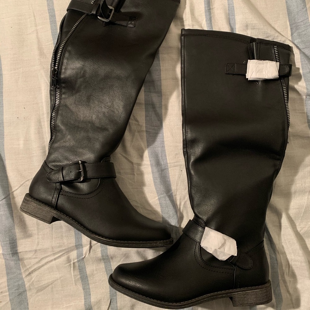 Black flat boots